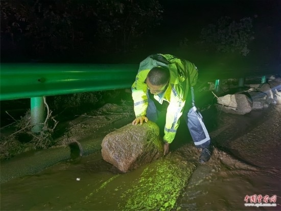 7月31日，張涿高速，高速交警涿鹿大隊(duì)民警清理山體滑坡路面落石。