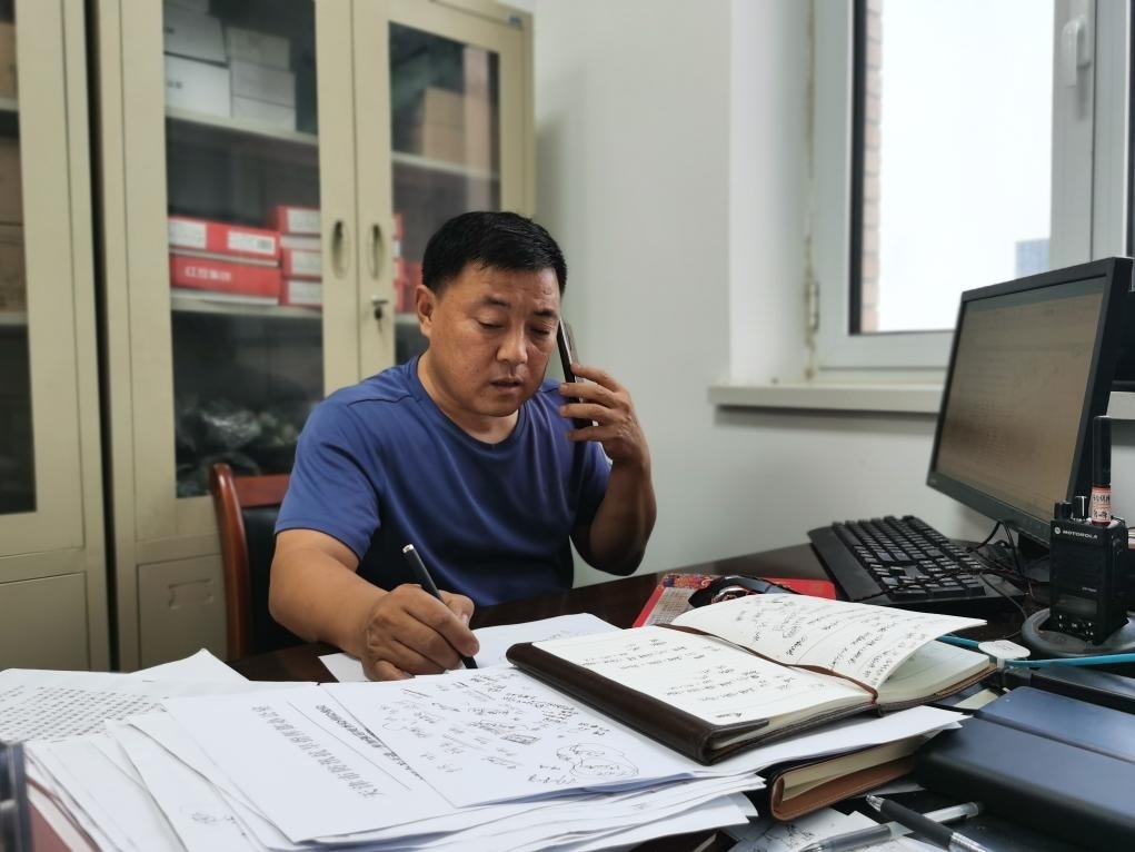 曾田榮正在辦公室內(nèi)工作。新華社記者 孫凡越 攝