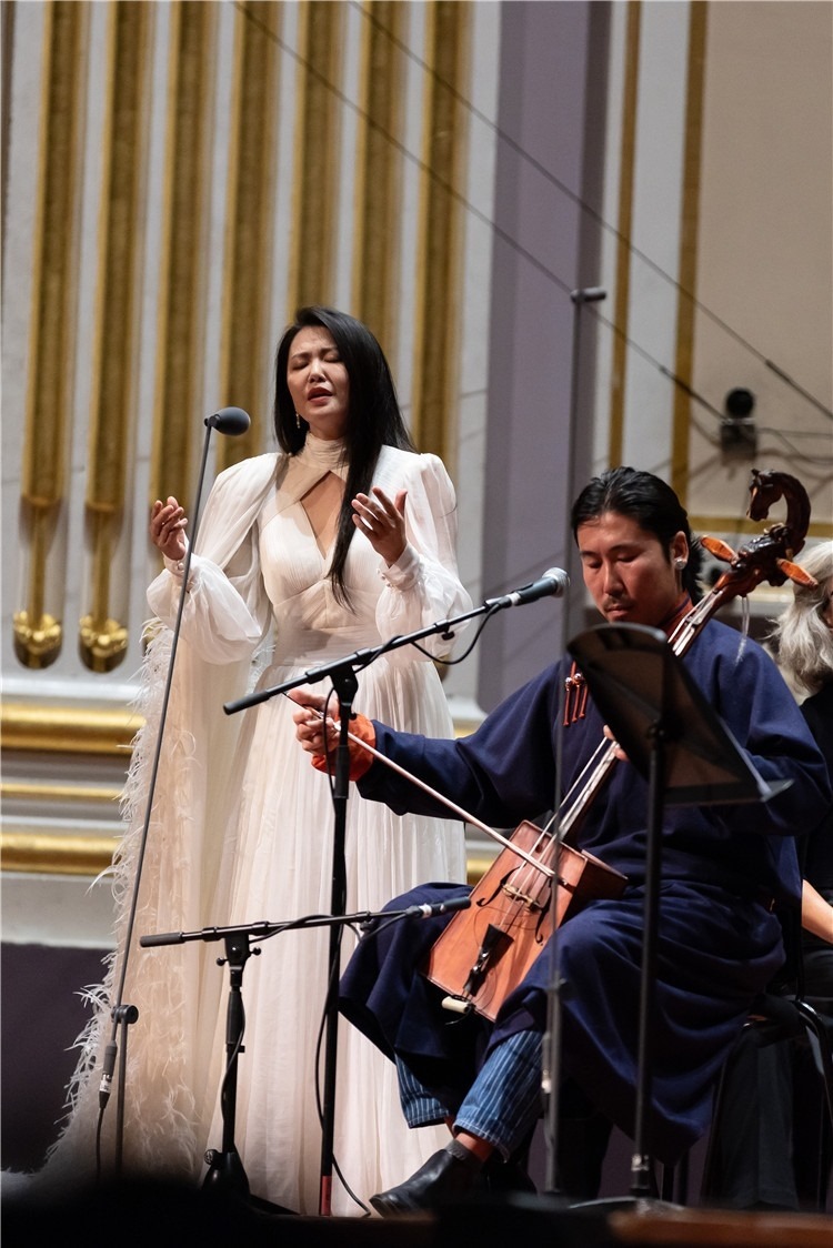 圖片說明： 8月5日，2023愛丁堡國際藝術(shù)節(jié)開幕式音樂會(huì)《慈悲頌》的演出現(xiàn)場。藝術(shù)節(jié)組委會(huì)供圖