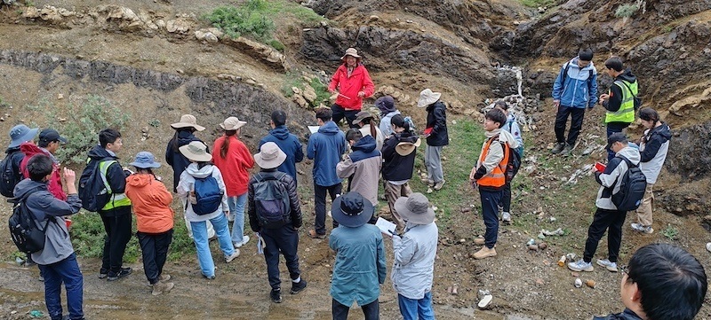 聯(lián)合實習(xí)隊在觀察日喀則弧前盆地 中國地質(zhì)大學(xué)(北京)供圖