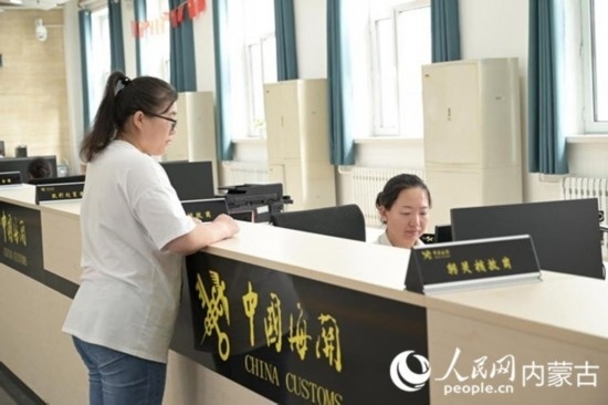 代理報關企業(yè)正在滿洲里車站海關綜合服務大廳辦理業(yè)務。人民網 寇雅楠攝