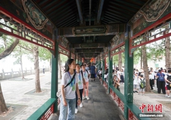 圖為學(xué)員們游覽長(zhǎng)廊。<a target='_blank' href='/'><p align=