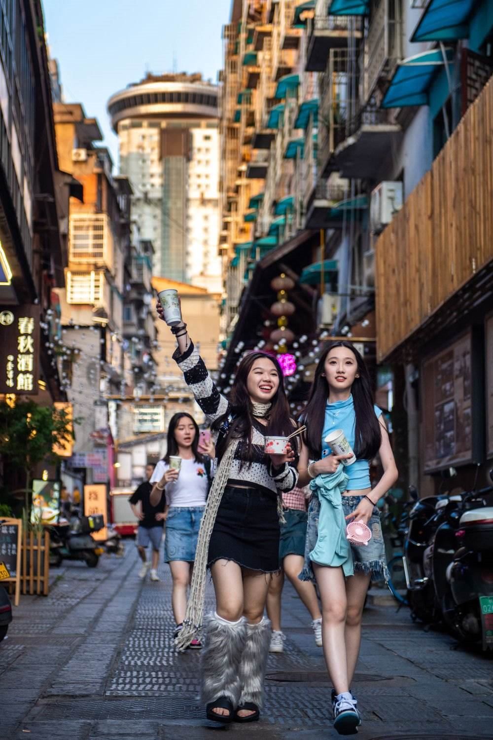 游客在長沙市天心區(qū)太平老街游玩（6月7日攝）。新華社記者 陳思汗 攝