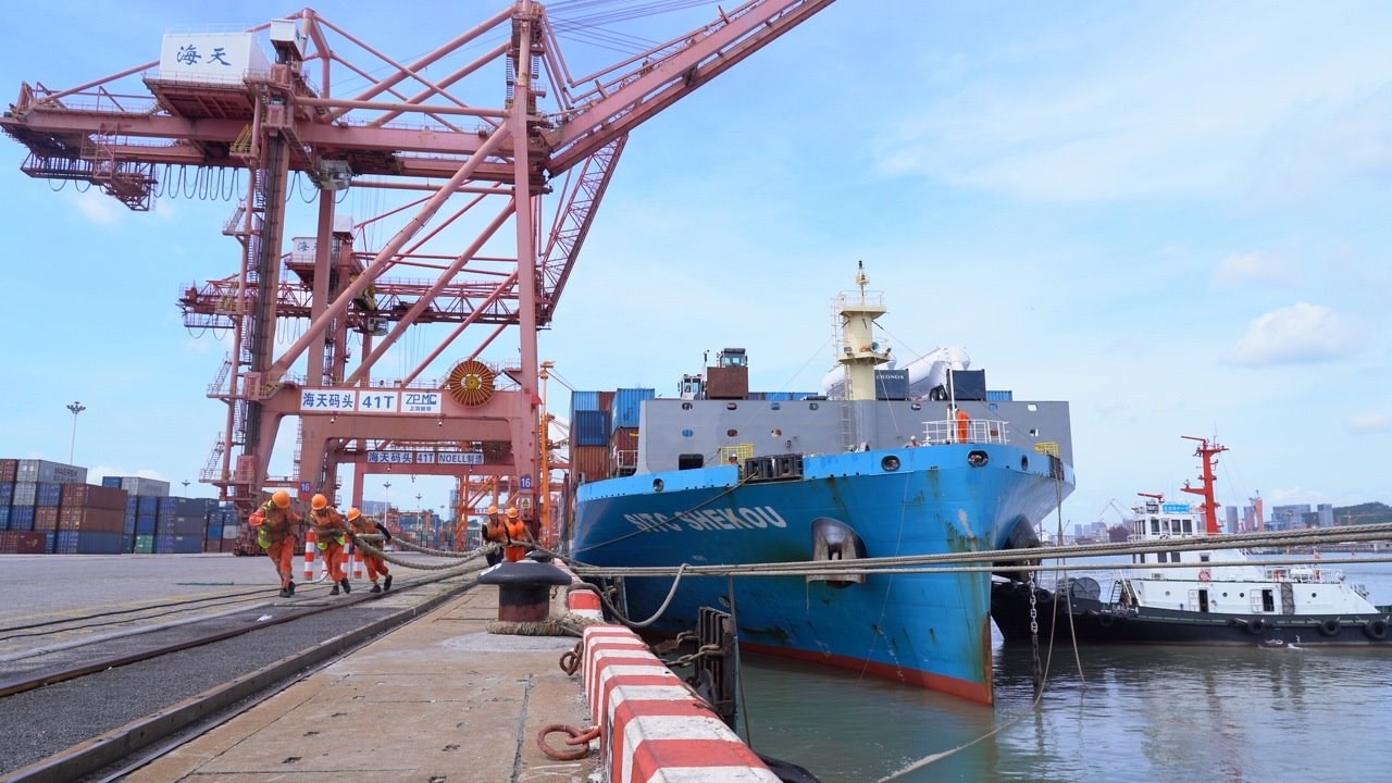 7月22日上午，“絲路海運(yùn)”電商快線“海豐蛇口”輪?？繌B門海天碼頭12號(hào)泊位裝卸集裝箱貨物。人民網(wǎng)記者 蘭志飛攝