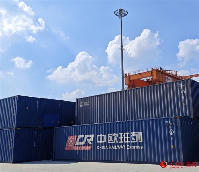 8月3日，中歐班列（中豫號）集裝箱在鄭州車站海關(guān)等候查驗。人民網(wǎng) 崔譯戈攝