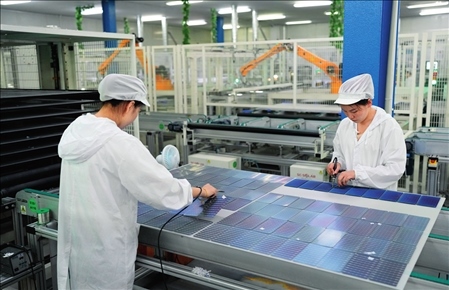 在浙江省臺(tái)州市黃巖區(qū)省級(jí)專精特新“小巨人”企業(yè)浙江公元新能源科技股份有限公司，工作人員生產(chǎn)太陽能電池組（2023年8月9日攝）。翁忻旸攝/本刊