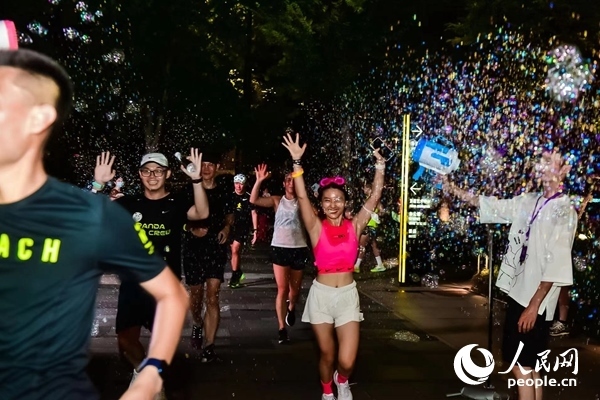 運(yùn)動(dòng)愛好者參加上海外灘楓徑NIKE熒光跑。圖片由BFC外灘金融中心提供