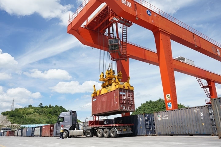 在貴陽國際陸港，正在作業(yè)的龍門吊。貴陽綜保區(qū)供圖