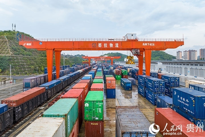 裝滿貨物的集裝箱整齊排列在貴陽國際陸港。人民網(wǎng)記者 涂敏攝