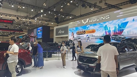 印尼消費(fèi)者參觀上汽五菱的展臺(tái)。趙世祺 攝