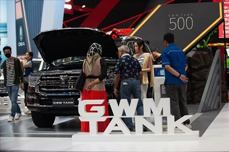 印尼消費(fèi)者參觀長(zhǎng)城汽車的展臺(tái)。趙猛 攝