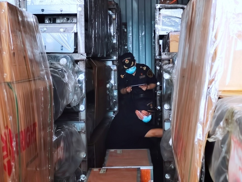 關員利用工業(yè)內(nèi)窺鏡在集裝箱內(nèi)進行查驗。人民網(wǎng)記者 栗翹楚攝