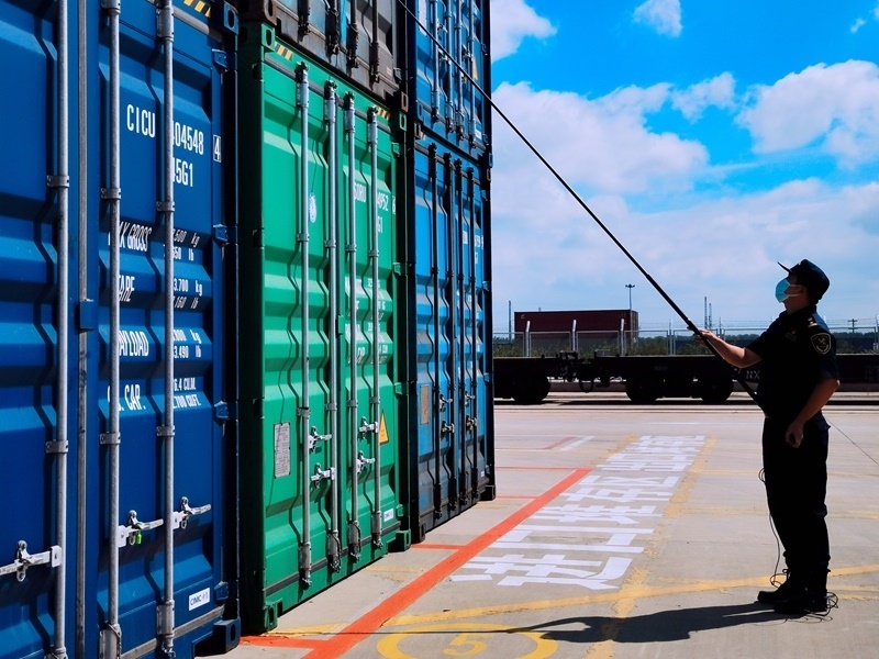 關員利用工業(yè)內(nèi)窺鏡檢查箱號、鎖號、封志情況。人民網(wǎng)記者 栗翹楚攝