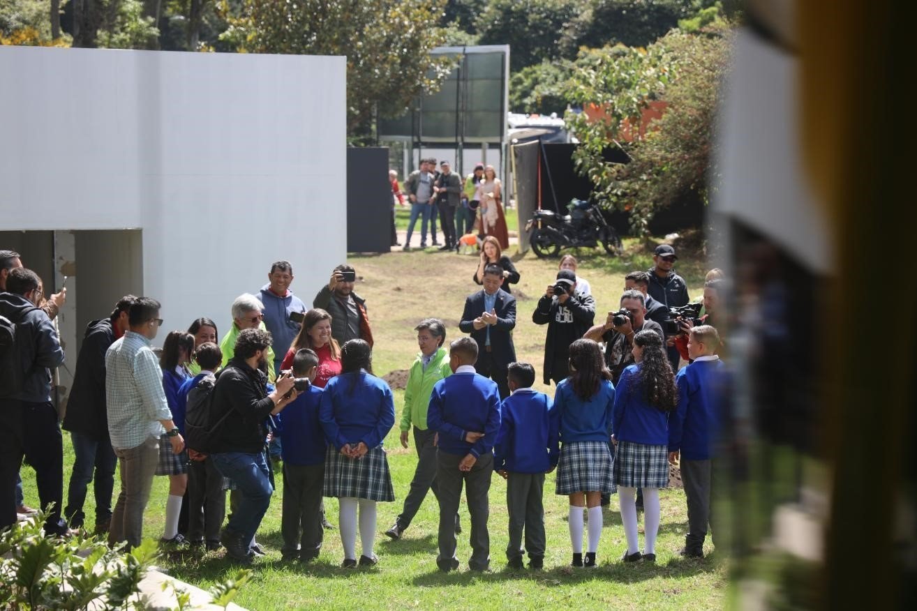 波哥大市長(zhǎng)克勞迪婭·洛佩茲與參加活動(dòng)的學(xué)生代表交流。中國(guó)港灣波哥大地鐵一號(hào)線項(xiàng)目供圖