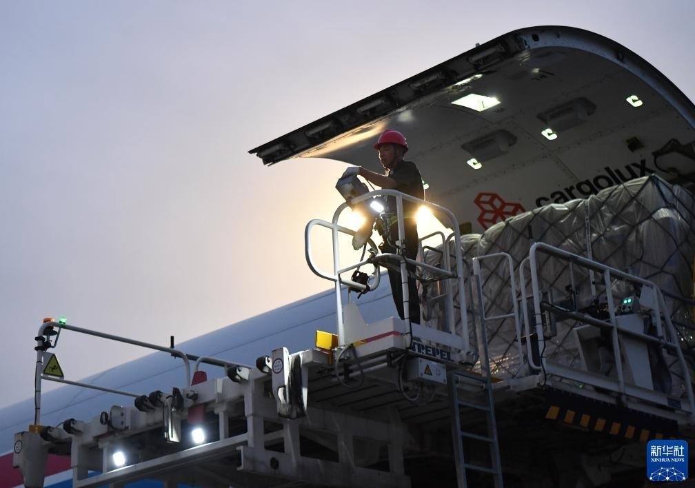 8月1日，工作人員在中國鄭州新鄭國際機(jī)場為一架盧森堡貨航貨機(jī)裝貨。新華社記者 李嘉南 攝