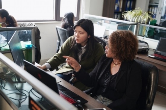 梅德哈妮（右）與中國(guó)同事討論設(shè)計(jì)方案。受訪對(duì)象供圖