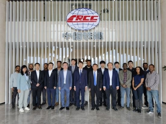 中國(guó)土木福州設(shè)計(jì)院埃塞分院團(tuán)隊(duì)合影。受訪對(duì)象供圖