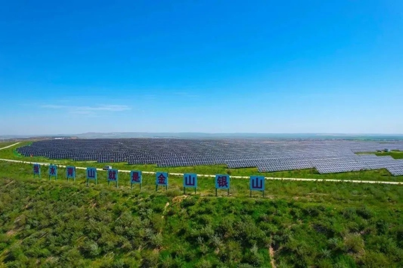 勝利能源露天礦排土場(chǎng)15.3萬(wàn)千瓦光伏電站并網(wǎng)發(fā)電。受訪者供圖