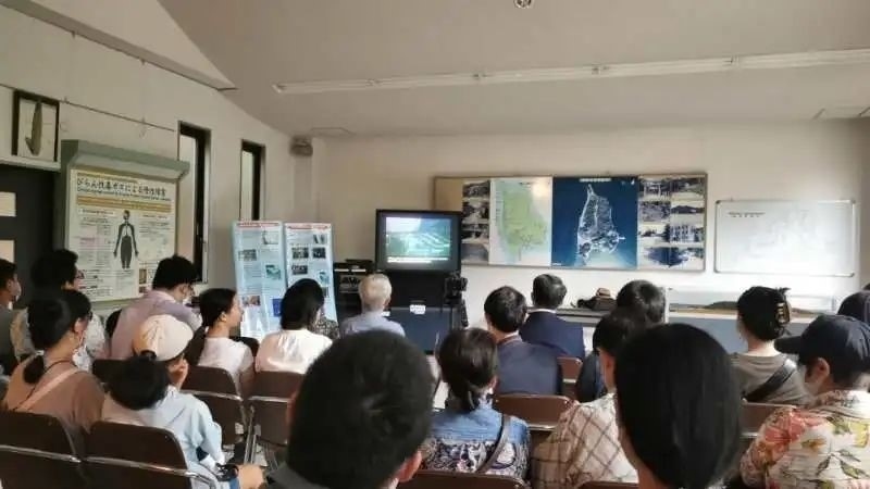 觀看日軍發(fā)動毒氣戰(zhàn)的影像資料。中國駐大阪總領(lǐng)事館供圖