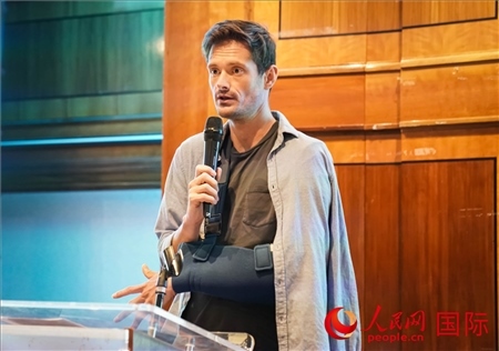 萊昂·麥卡倫分享張家界故事。人民網(wǎng) 郭錦標攝