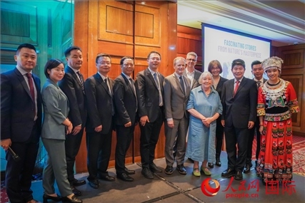 張家界文化旅游推介會部分嘉賓合影。人民網(wǎng) 郭錦標攝