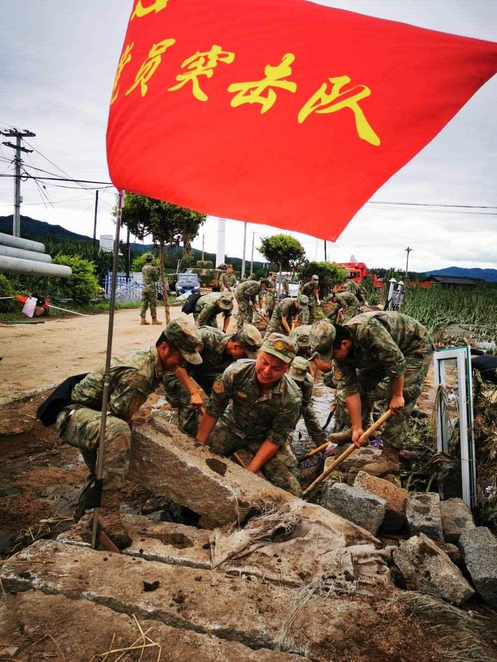 8月7日，陸軍第78集團軍某旅組織黨員突擊隊在吉林舒蘭市七里鄉(xiāng)清理路障。新華社發(fā)（劉洋 攝）