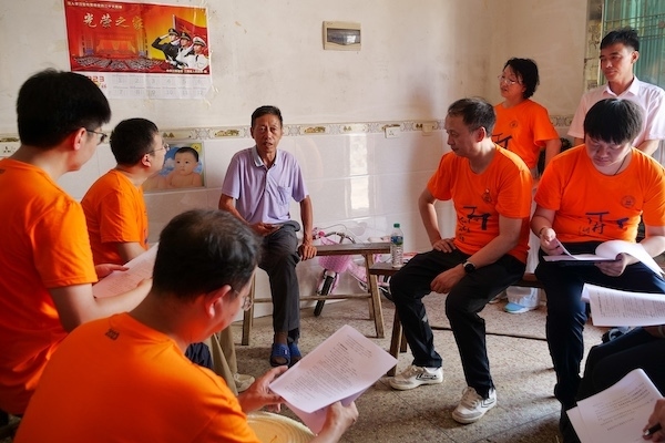 江西上饒“千村調(diào)查”分隊(duì)于余干縣上西源村入戶(hù)調(diào)查。校方供圖