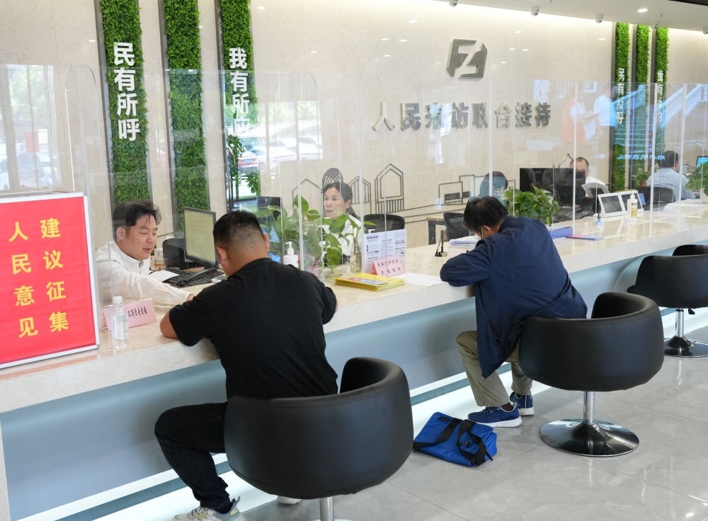 在杭州市余杭區(qū)社會(huì)治理中心，工作人員在接待前來上訪的群眾（5月25日攝）。新華社記者 翁忻旸 攝