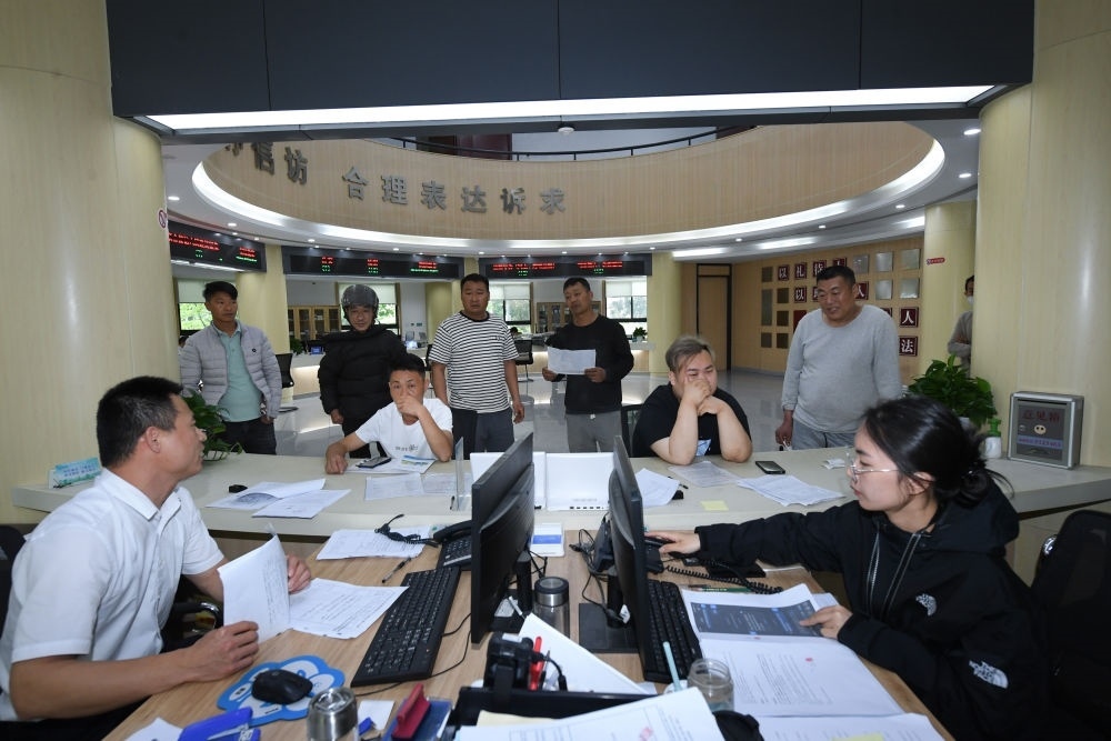 浙江省安吉縣社會(huì)治理中心工作人員在處理群眾信訪訴求（5月8日攝）。新華社記者 翁忻旸 攝