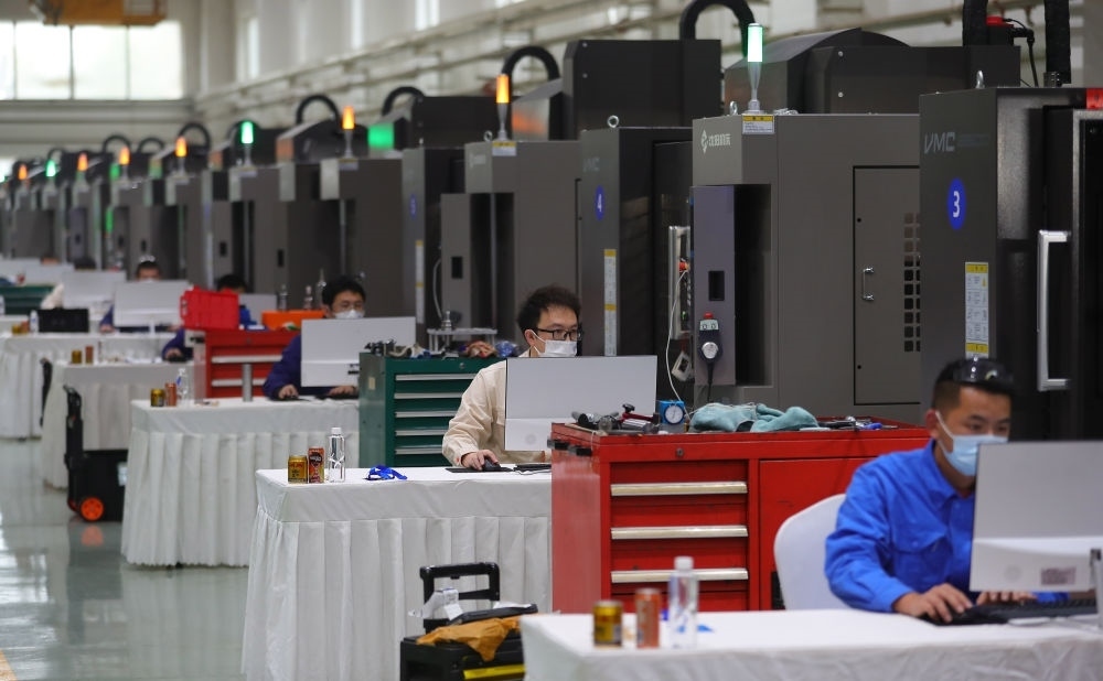 參賽選手在在2022“一帶一路”暨金磚國家技能發(fā)展與技術創(chuàng)新之“通用技術杯”數控多軸加工大賽中比拼（2022年11月10日攝）。新華社記者 楊青 攝