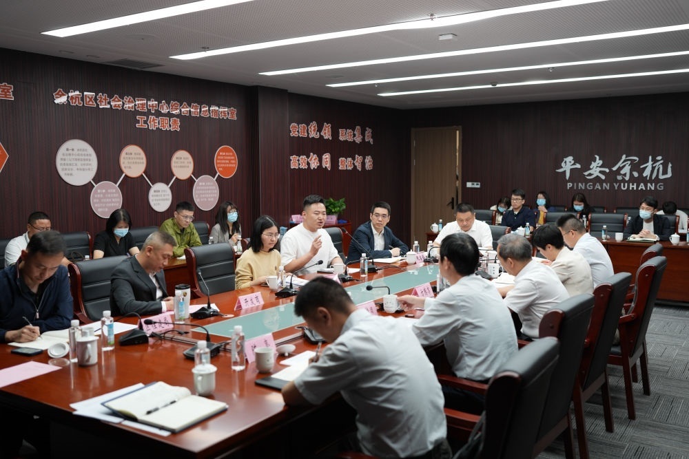 浙江省信訪局領(lǐng)導(dǎo)和相關(guān)領(lǐng)導(dǎo)組成的下訪團(tuán)在杭州市余杭區(qū)社會(huì)治理中心接受群眾上訪（5月25日攝）。新華社記者 翁忻旸 攝