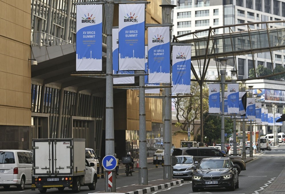 這是8月17日在南非約翰內斯堡拍攝的金磚峰會條幅。金磚國家領導人第十五次會晤將于南非約翰內斯堡舉行。新華社記者 陳誠 攝
