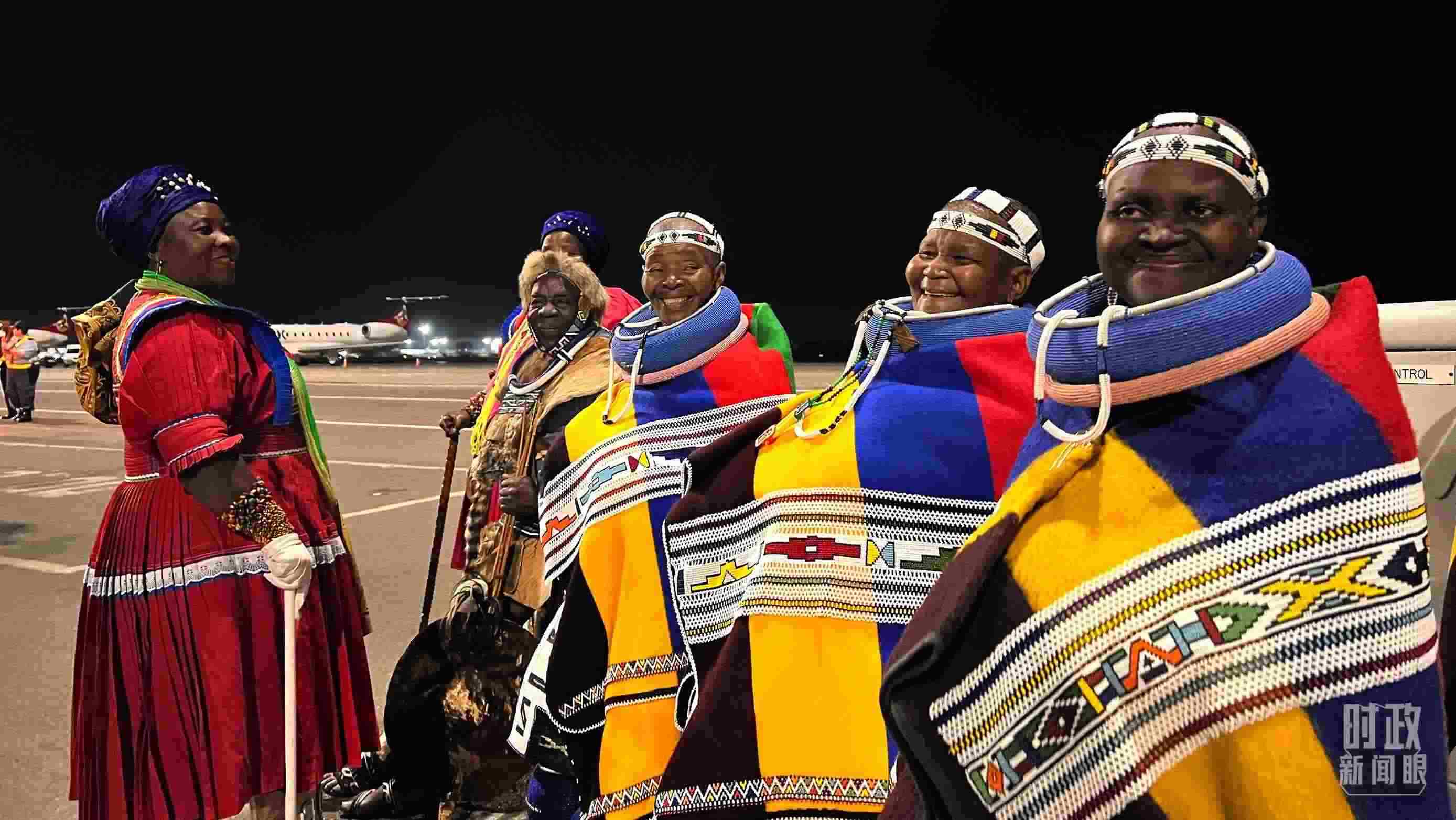 △身穿民族服裝的當(dāng)?shù)孛癖?。（總臺(tái)央視記者程鋮拍攝）