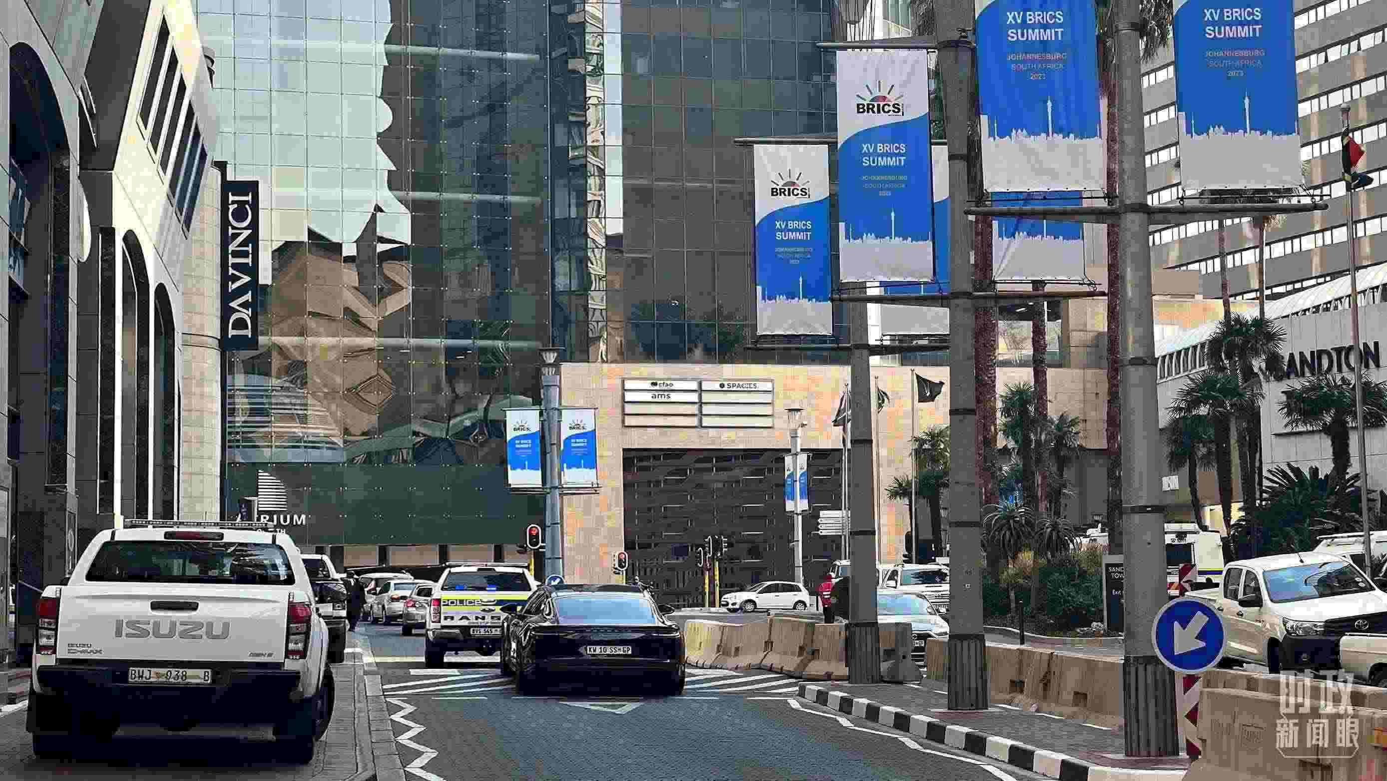 △約翰內(nèi)斯堡，街頭懸掛金磚峰會(huì)條幅。（總臺(tái)央視記者韓銳拍攝）