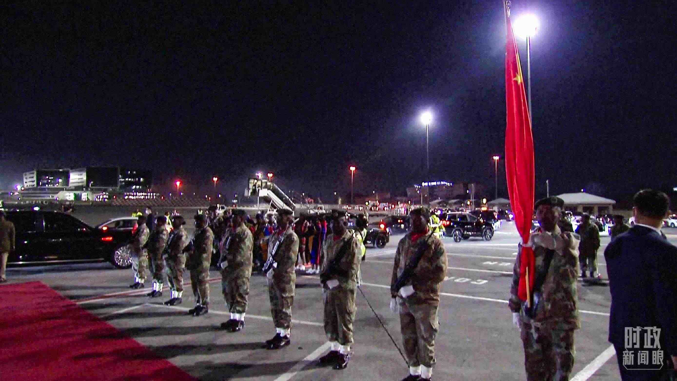 △機(jī)場現(xiàn)場的禮兵。