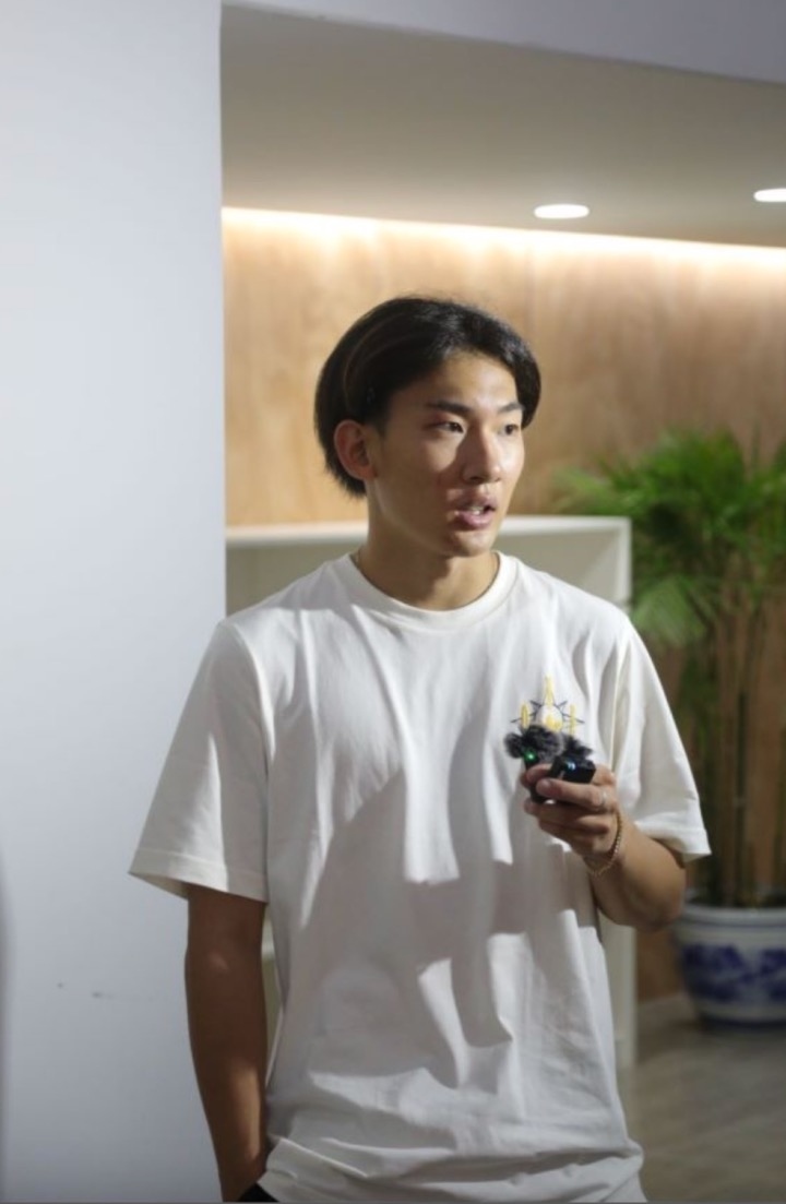 蘇翊鳴接受媒體采訪。