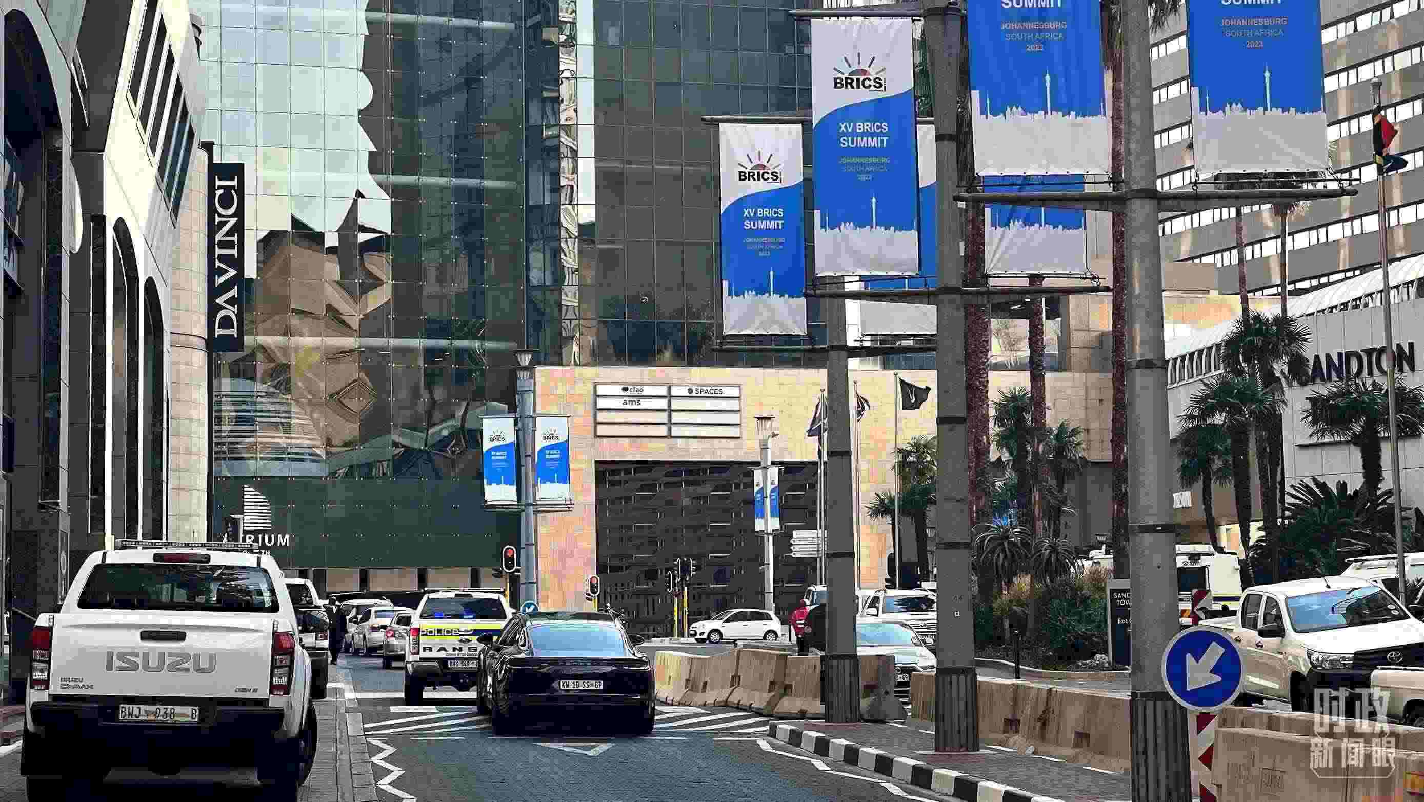 △約翰內(nèi)斯堡街頭的金磚元素。（總臺(tái)央視記者程鋮拍攝）