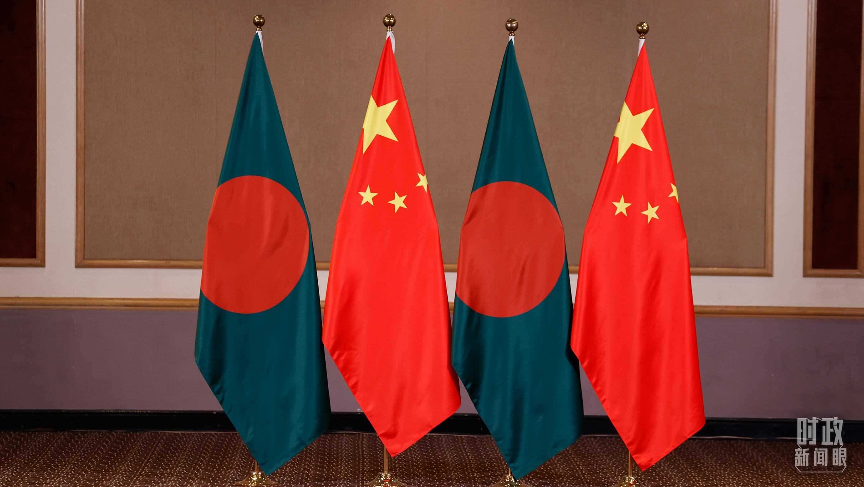 △會(huì)見(jiàn)現(xiàn)場(chǎng)的中孟兩國(guó)國(guó)旗。（總臺(tái)央視記者耿小龍拍攝）