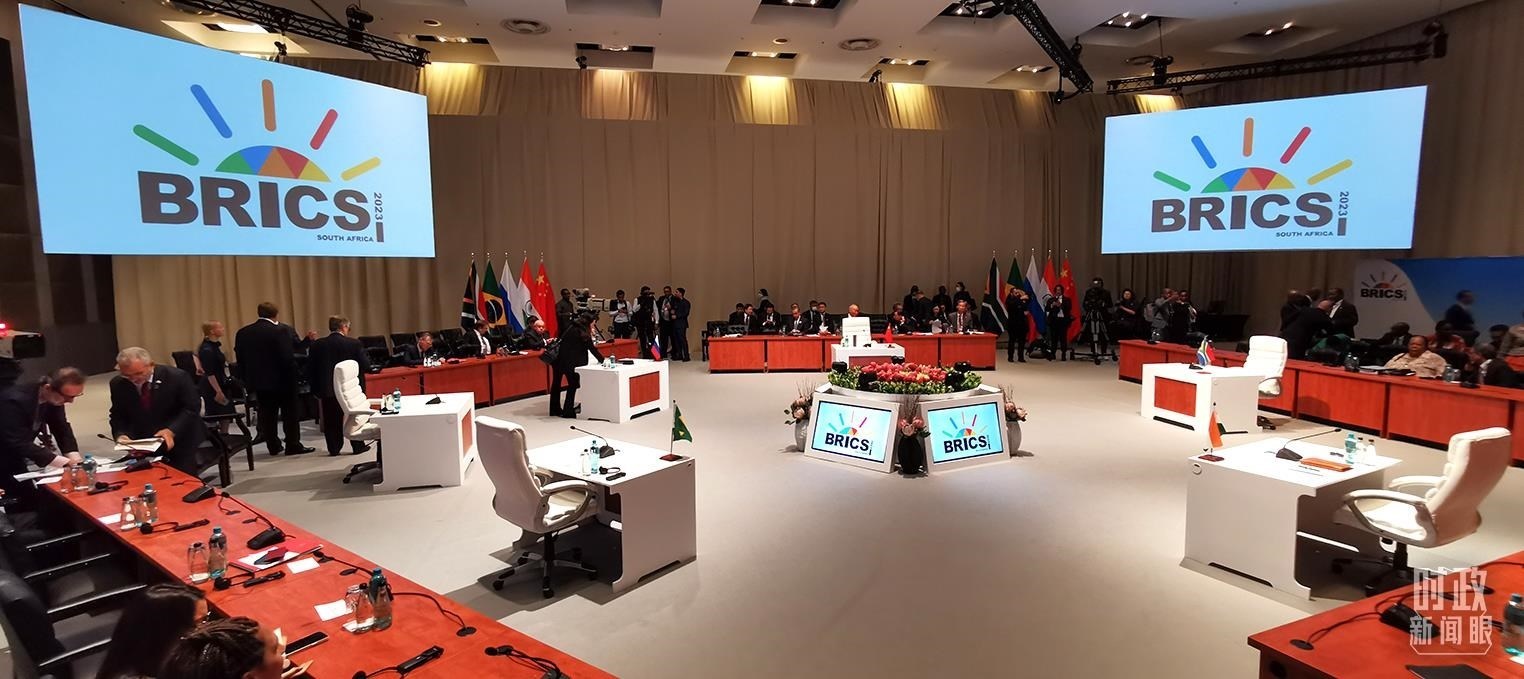 △23日上午，金磚國(guó)家領(lǐng)導(dǎo)人第十五次會(huì)晤在這里舉行。這是會(huì)晤開(kāi)始前的場(chǎng)景。（總臺(tái)央視記者李錚拍攝）