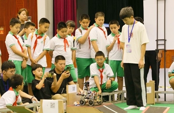 青少年學(xué)生現(xiàn)場(chǎng)觀(guān)看比賽。北京工商大學(xué)供圖