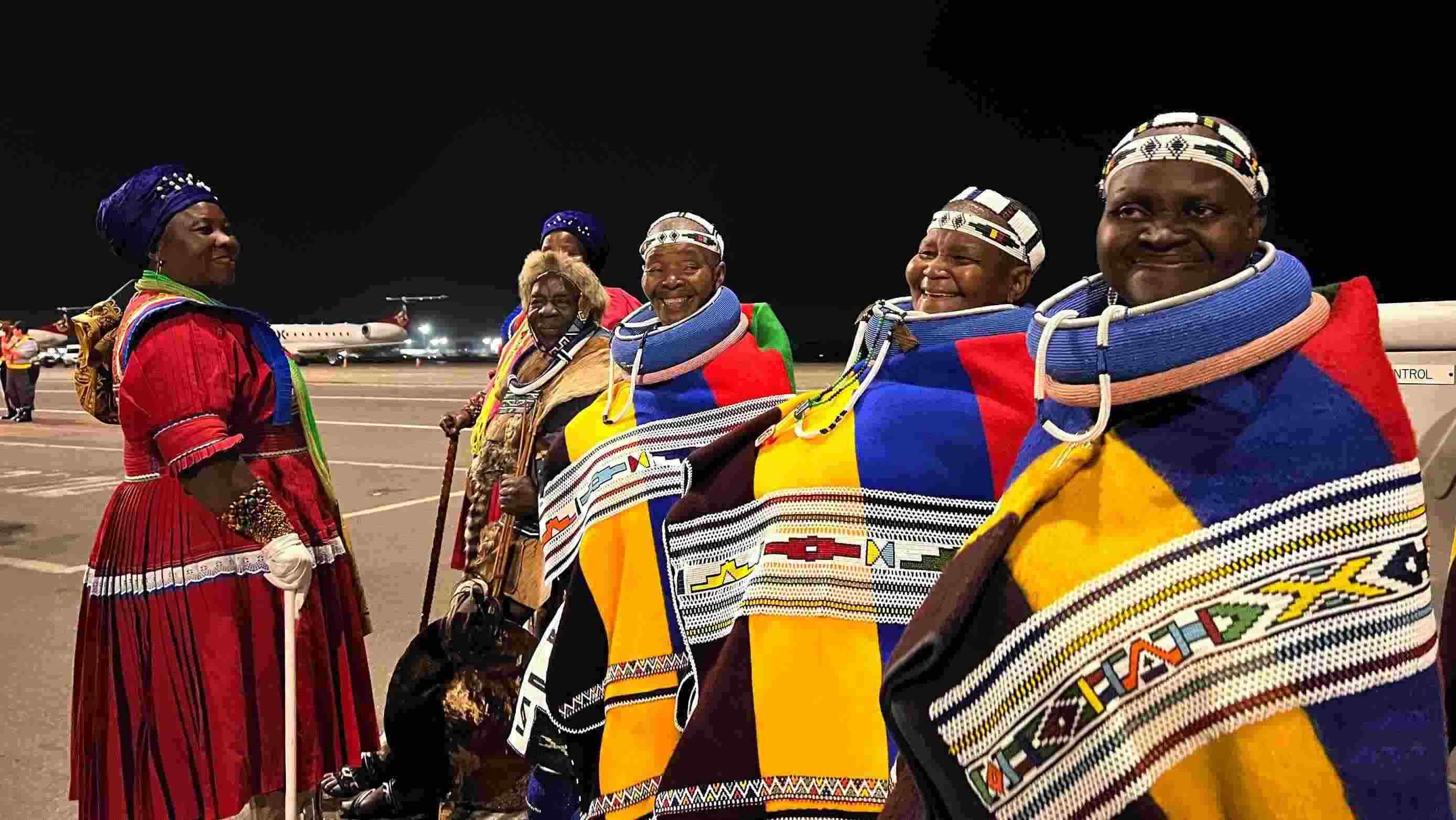 當(dāng)?shù)貢r間2023年8月21日晚，習(xí)近平主席乘坐的專機抵達(dá)南非約翰內(nèi)斯堡坦博國際機場，這是身穿民族服飾迎接的當(dāng)?shù)厝罕姟? width=