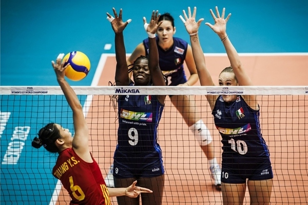 中國隊(duì)球員莊宇珊(左)在比賽中。圖片來源：國際排聯(lián)