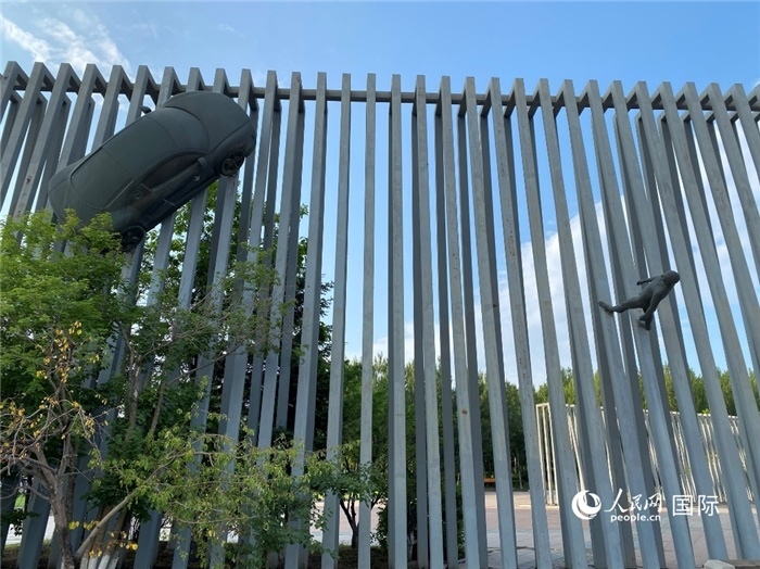 長春國際汽車公園中的立體雕塑。人民網(wǎng) 宋歌攝