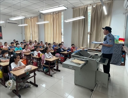 趙超剛在呼家樓中心小學(xué)為學(xué)生們講法治課。受訪者供圖