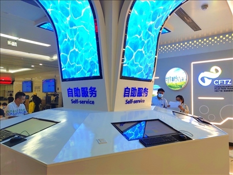市民在中國（廣西）自由貿(mào)易區(qū)南寧片區(qū)綜合服務(wù)大廳辦理業(yè)務(wù)。人民網(wǎng) 付華周攝