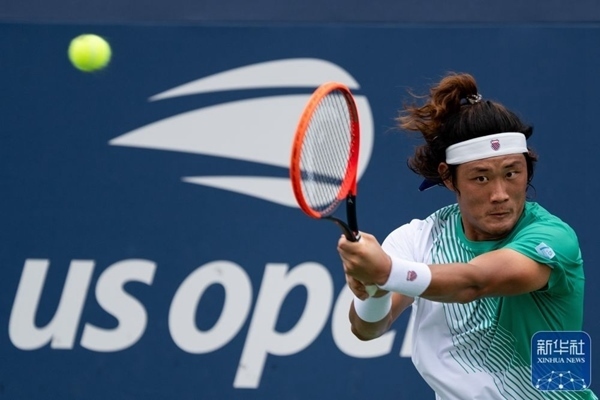 張之臻在比賽中回球。新華社記者 劉杰 攝