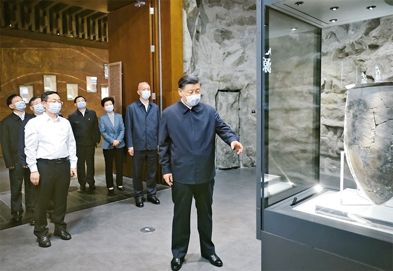 2023年6月2日，中共中央總書記、國家主席、中央軍委主席習近平在北京出席文化傳承發(fā)展座談會并發(fā)表重要講話。這是座談會前，習近平2日下午在中國歷史研究院考察。 新華社記者 鞠鵬/攝