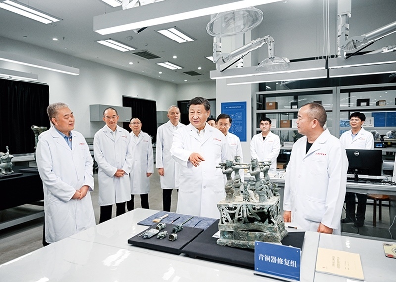 2023年7月25日至27日，中共中央總書記、國家主席、中央軍委主席習近平在四川考察。這是26日下午，習近平在位于德陽市廣漢市的三星堆博物館文物保護與修復館，同現場工作人員親切交流。 新華社記者 謝環(huán)馳/攝