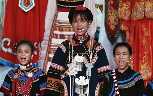 △今年7月，在成都大運(yùn)會開幕式上，從大山深處走來的孩子們，自信地站在舞臺中央，以歌聲表達(dá)對未來的憧憬。