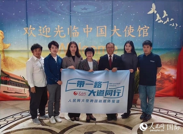 崔建春大使（右三）與人民網記者合影。